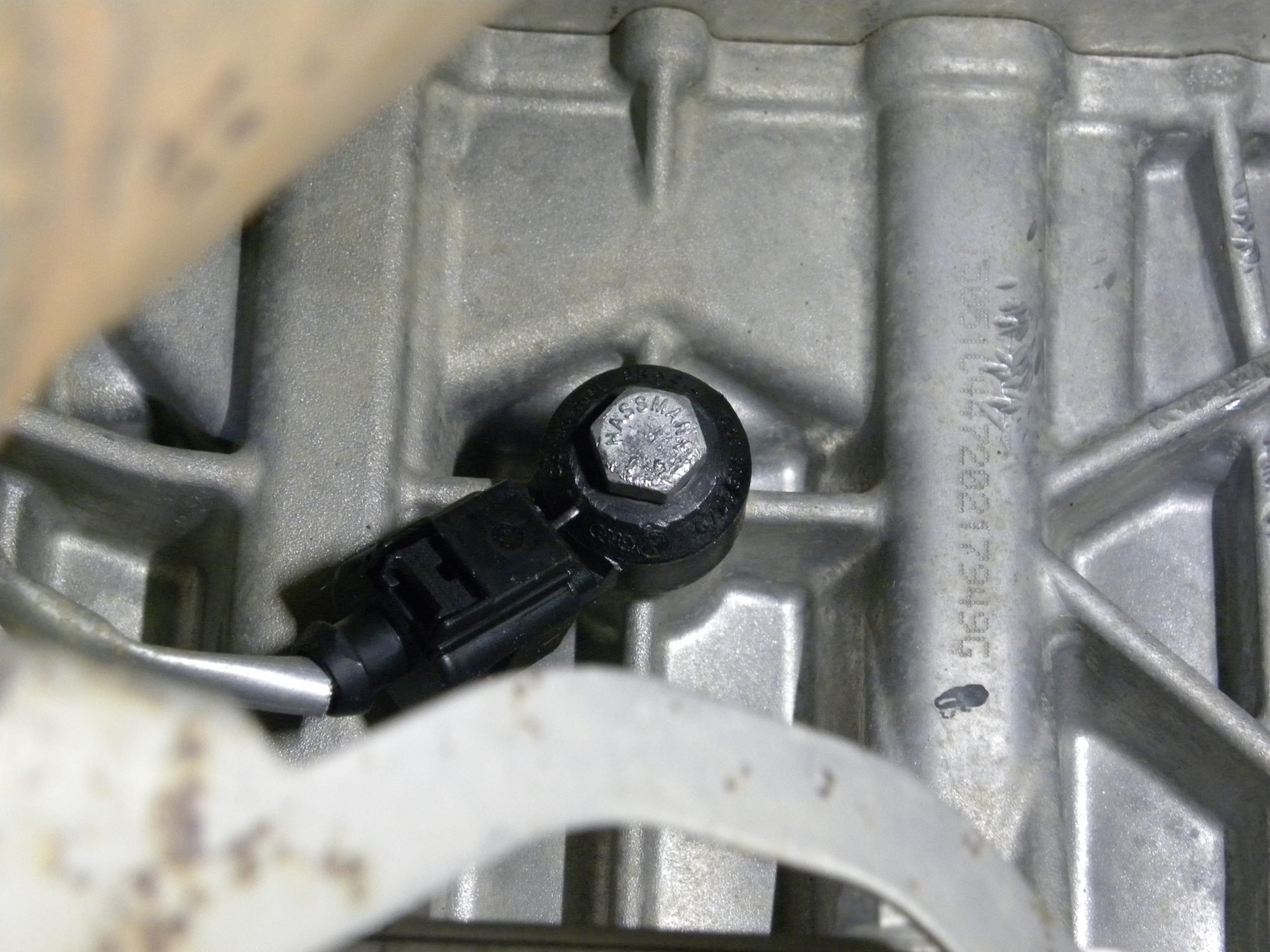 Sensor de detonação no bloco do motor.