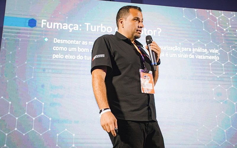 Nilson Patrone apresenta sua palestra sobre Diagnóstico de veículos ciclo otto turboalimentados. No Circuito de palestras Doutor-IE 2022