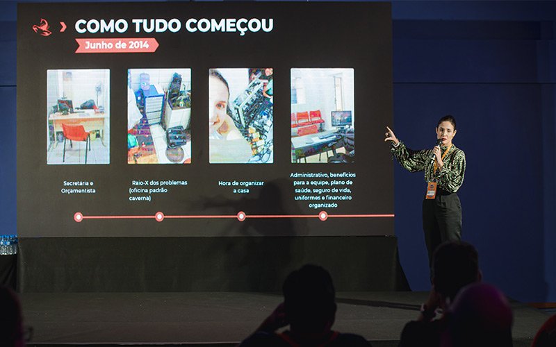 Aline Generoso apresenta os slides de sua palestra sobre gestão de oficina no Circuito Doutor-IE 2022