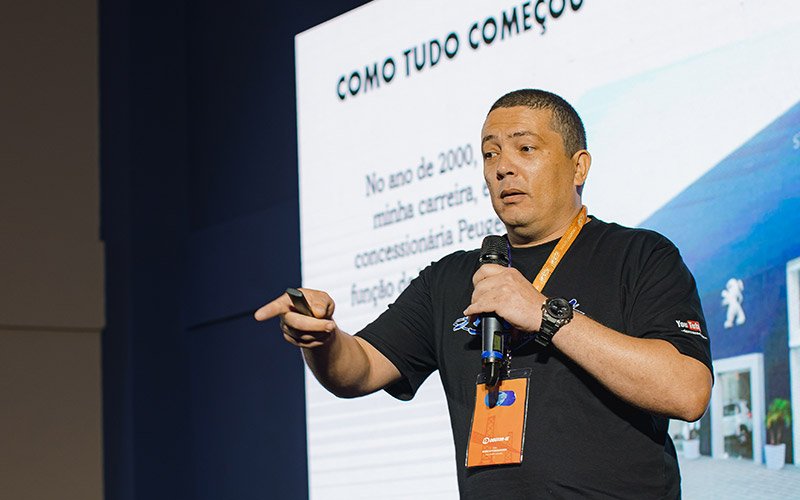 Anderson Fermino apresenta sua palestra sobre oficinas especializadas. No Circuito Doutor-IE 2022