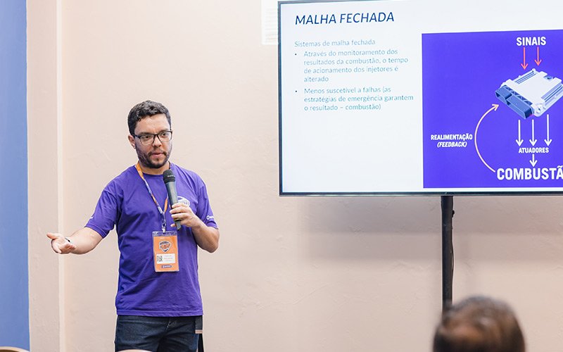 Dener Rodrigues apresenta sua palestra sobre fuel trim e malha fechada. No Circuito de Palestras Doutor-IE 2022
