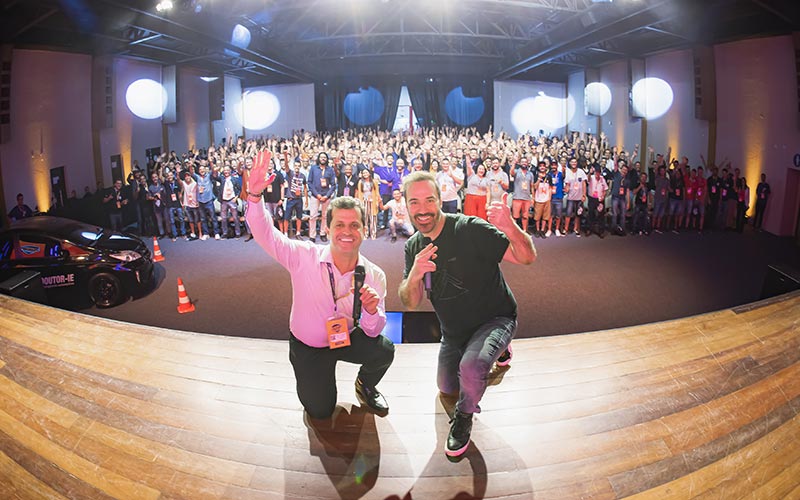Diogo Portugal ao lado de Valter Ravagnani no palco do Circuito de Palestras Doutor-IE 2022