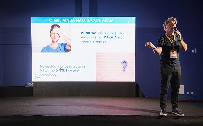 Fabio Moraes apresenta sua palestra sobre a gestão financeira da oficina. No Circuito de Palestras Doutor-IE 2022