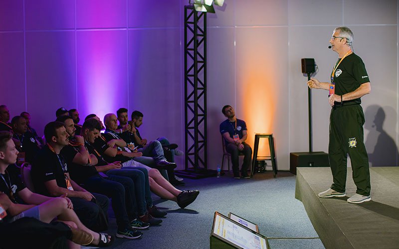 Flavio Xavier apresenta sua palestra sobre os sistemas suplementares de segurança dos ocupantes (Airbag), no Circuito de Palestras Doutor-IE 2022