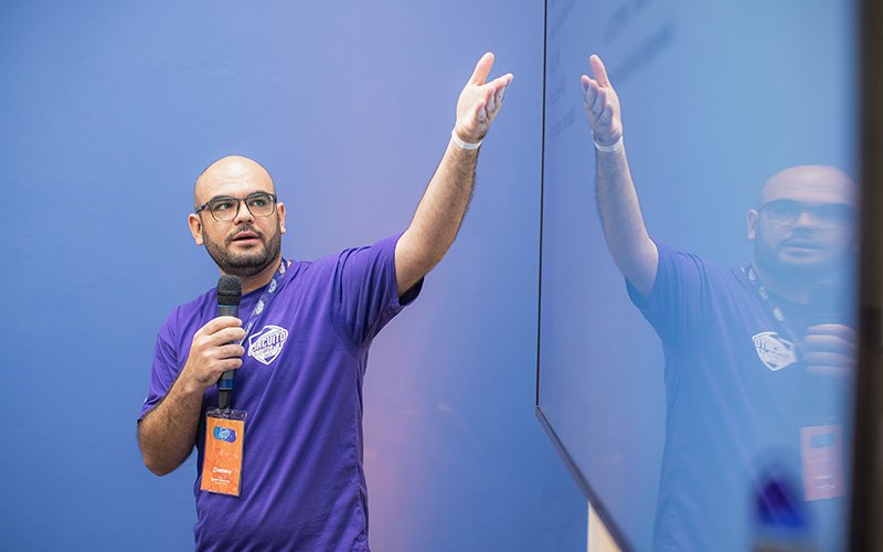 Henrique Afonso apresenta sua palestra sobre osciloscópios e boas práticas na aquisição. No Circuito de Palestras Doutor-IE 2022