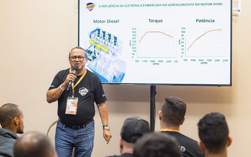 Nonato apresenta sua palestra sobre a influencia da eletrônica embarcada no gerenciamento do motor diesel. no Cricuito Doutor-IE 2022