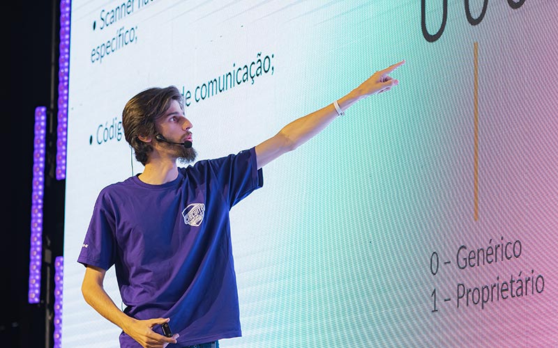 Renê apresenta sua palestra sobre diagnóstico avançado em rede de comunicação CAN no circuito de Palestras Doutor-IE 2022