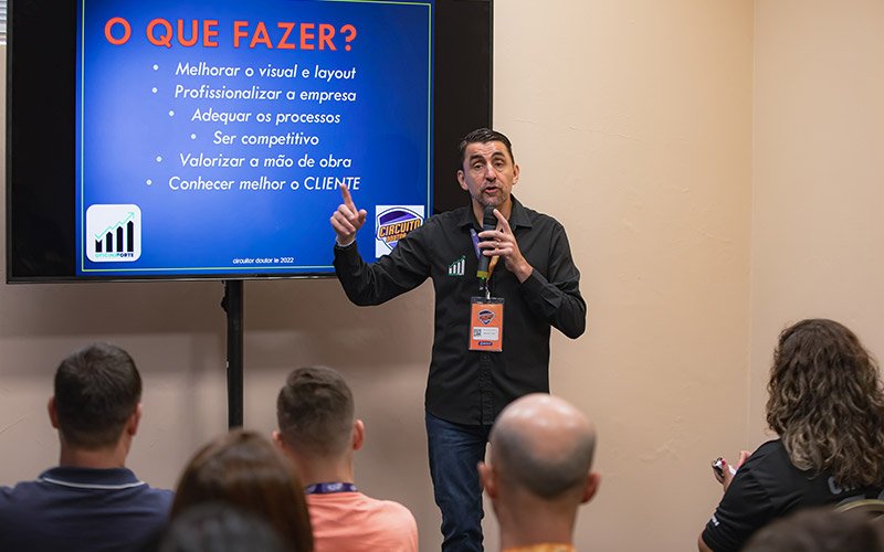 Pedro Luiz Scopino apresenta sua palestra sobre atendimento diferenciado ao publico feminino no Circuito de Palestras Doutor-IE 2022