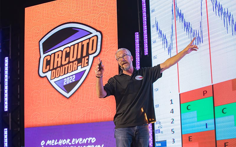 Scott Shotton apresenta sua palestra sobre o diagnóstico de problemas mecânicos através do osciloscópio. No Circuito de Palestras Doutor-IE 2022