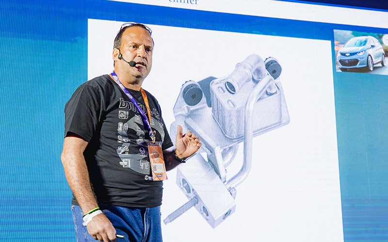 Sergio Eugênio apresenta sua palestra sobre a aplicação de fluidos refrigerantes em híbridos e elétricos n Circuito de Palestras 2022