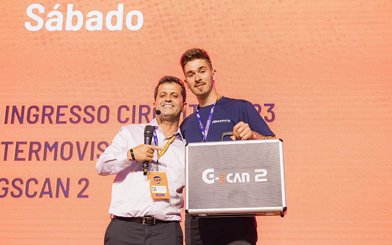 Valter entrega um dos prêmios sorteados no Crcuito de Palestras Doutor-ie 2022
