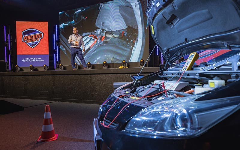Valter Ravagnani apresenta sua palestra sobre especificações de segurança e métodos de manutenção de carros híbridos e elétricos. No Circuito de Palestras Doutor-IE 2022