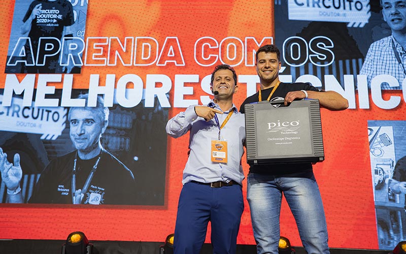 Valter entrega um dos prêmios sorteados no Crcuito de Palestras Doutor-ie 2022