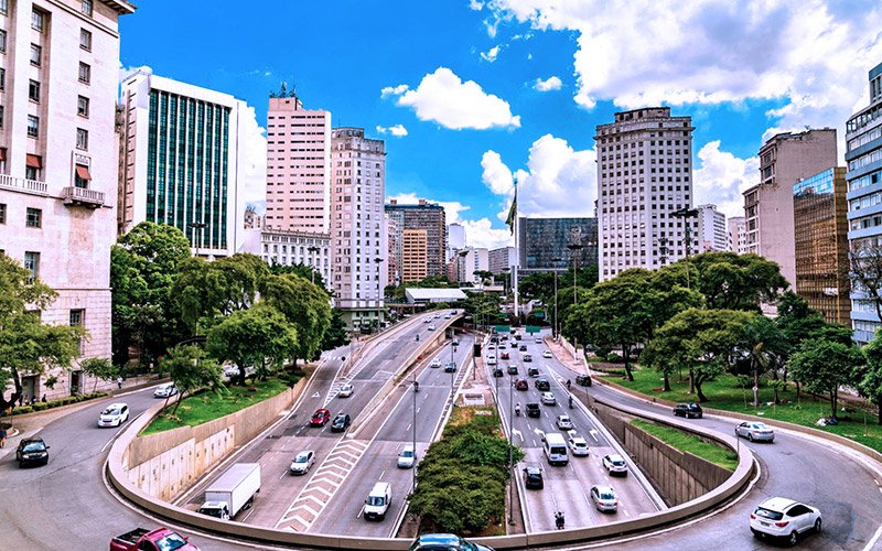 A utilização de veículos em grandes centros urbanos denota a necessidade de cuidados especiais na manutenção automotiva, a imagem demonstra veículos circulando em um grande centro urbano