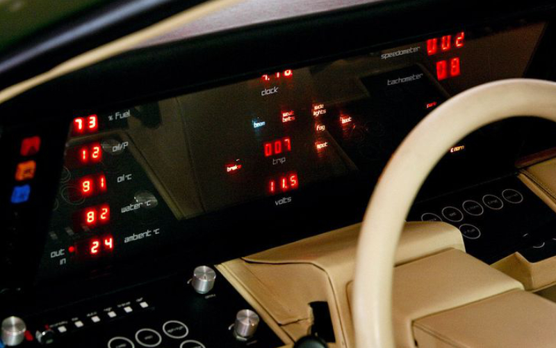 Painel de instrumentos digital do Aston Martin Lagonda, de 1976